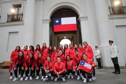 Piñera recibe a la Roja que pasa a un Mundial por primera vez en su historia Piñera recibe a la Roja que pasa a un Mundial por primera vez en su historia
