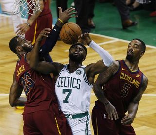 107-94. Brown lidera el ataque de los Celtics que pueden con los 42 puntos de James 107-94. Brown lidera el ataque de los Celtics que pueden con los 42 puntos de James