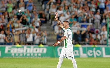 José Antonio Reyes es ovacionado por el Nuevo Arcángel. José Antonio Reyes es ovacionado por el Nuevo Arcángel.