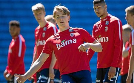 Berge se encuentra concentrado con la selección de Noruega, de la que ya se ha erigido en su líder con sólo 20 años. Berge se encuentra concentrado con la selección de Noruega, de la que ya se ha erigido en su líder con sólo 20 años.