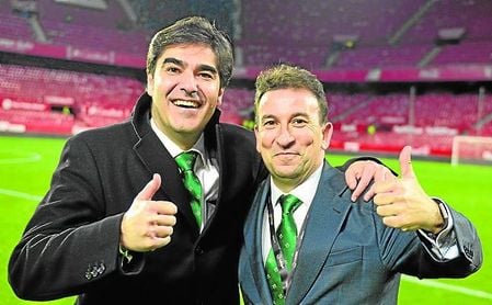 Haro y Catalán, presidente y vicepresidente del Betis, respectivamente, festejan uno de los hitos de la pasada temporada, un punto de inflexión: el 3-5 en el derbi. Haro y Catalán, presidente y vicepresidente del Betis, respectivamente, festejan uno de los hitos de la pasada temporada, un punto de inflexión: el 3-5 en el derbi.