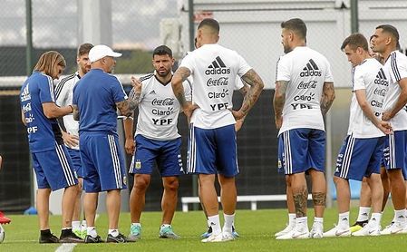 Maradona dice que es "una vergüenza" que Sampaoli no tuviese ninguna jugada preparada. Maradona dice que es "una vergüenza" que Sampaoli no tuviese ninguna jugada preparada.