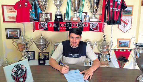 En la imagen, Jurado firma su nuevo contrato como jugador del Cabecense. En la imagen, Jurado firma su nuevo contrato como jugador del Cabecense.