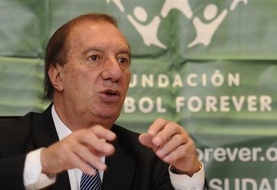Carlos Bilardo fue dado de alta tras una operación cerebral por el síndrome Hakim-Adams Carlos Bilardo fue dado de alta tras una operación cerebral por el síndrome Hakim-Adams