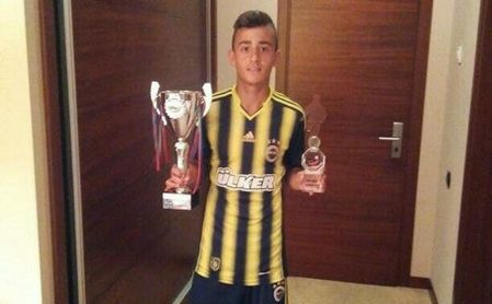 Mahsun Çapkan posa con un trofeo. Mahsun Çapkan posa con un trofeo.