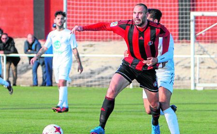 El mediocentro Jorge Vázquez trata de zafarse de un rival en un lance de un encuentro con el Gerena la pasada temporada. El mediocentro Jorge Vázquez trata de zafarse de un rival en un lance de un encuentro con el Gerena la pasada temporada.