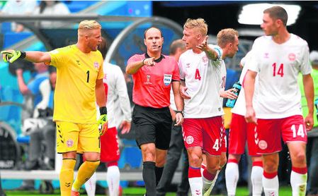 El sevillista Kjaer protesta al árbitro español Mateu Lahoz. El sevillista Kjaer protesta al árbitro español Mateu Lahoz.