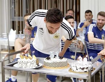 Messi celebra su 31 cumpleaños con sus compañeros Messi celebra su 31 cumpleaños con sus compañeros