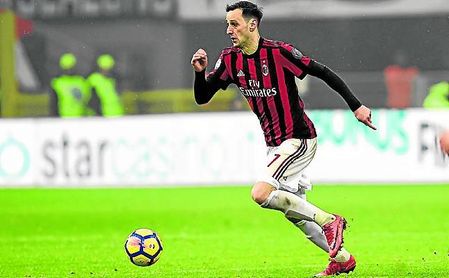 El delantero Nikola Kalinic, con la elástica del Milan. El delantero Nikola Kalinic, con la elástica del Milan.