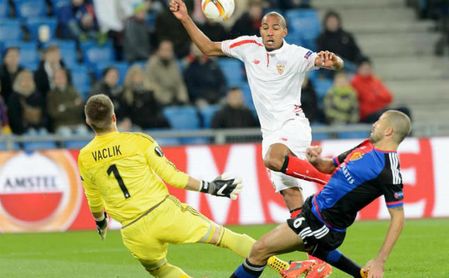 Vaclík para un balón a Nzonzi. Vaclík para un balón a Nzonzi.