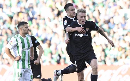 Kjaer celebra junto a Roque Mesa su gol en el derbi sevillano. Kjaer celebra junto a Roque Mesa su gol en el derbi sevillano.
