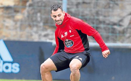 Jonny, lateral pretendido por el Real Betis, durante un entrenamiento con el Celta de Vigo. Jonny, lateral pretendido por el Real Betis, durante un entrenamiento con el Celta de Vigo.