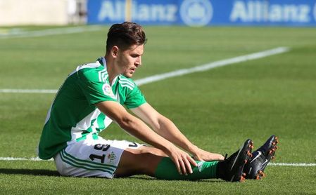 Álex Alegría, pretendido por varios clubes, durante un encuentro con el Real Betis. Álex Alegría, pretendido por varios clubes, durante un encuentro con el Real Betis.