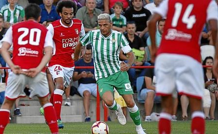 Joaquín jugó a pierna cambiada en la primera parte, sobre un 4-1-3-2. Joaquín jugó a pierna cambiada en la primera parte, sobre un 4-1-3-2.