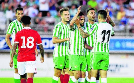 Ryad Boudebouz celebra uno de sus tantos en la pretemporada del Real Betis, Ryad Boudebouz celebra uno de sus tantos en la pretemporada del Real Betis,