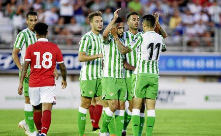 Los jugadores del Betis celebran el tanto de Boudebouz al Nottingham, el primero de esta pretemporada. Los jugadores del Betis celebran el tanto de Boudebouz al Nottingham, el primero de esta pretemporada.