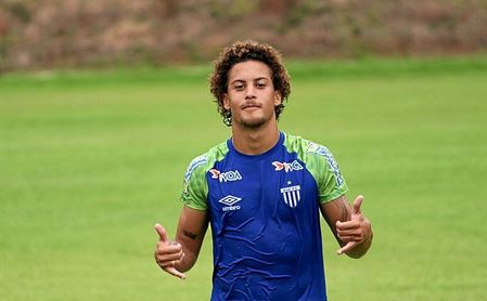 Guga es un joven lateral derecho del Avaí. Guga es un joven lateral derecho del Avaí.