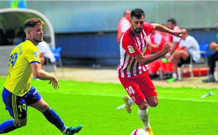 Luis Rioja trata de zafarse del marcaje del cadista Mario Barco en el choque del pasado viernes. Luis Rioja trata de zafarse del marcaje del cadista Mario Barco en el choque del pasado viernes.