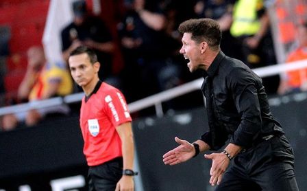 Simeone cree que Filipe Luis seguirá en el Atlético Simeone cree que Filipe Luis seguirá en el Atlético