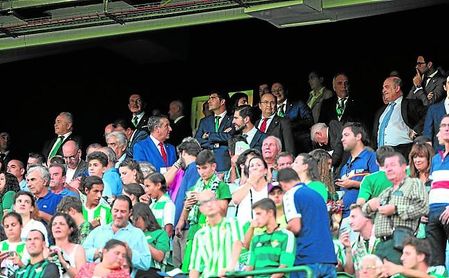 Ángel Haro, en el palco del Villamarín junto a su homólogo sevillista, José Castro. Ángel Haro, en el palco del Villamarín junto a su homólogo sevillista, José Castro.