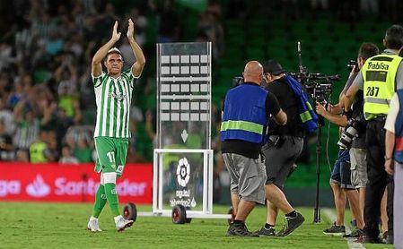 Joaquín celebra con la grada del Benito Villamarín la victoria en el derbi. Joaquín celebra con la grada del Benito Villamarín la victoria en el derbi.