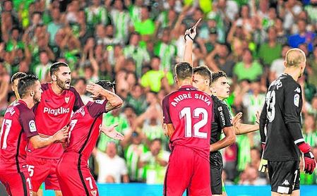 Roque Mesa, el 24º sevillista expulsado en un derbi. Roque Mesa, el 24º sevillista expulsado en un derbi.