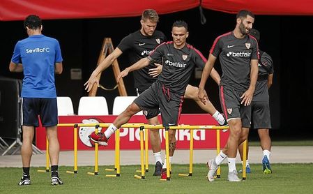 El Sevilla se ha ejercitado este lunes con caras largas. El Sevilla se ha ejercitado este lunes con caras largas.