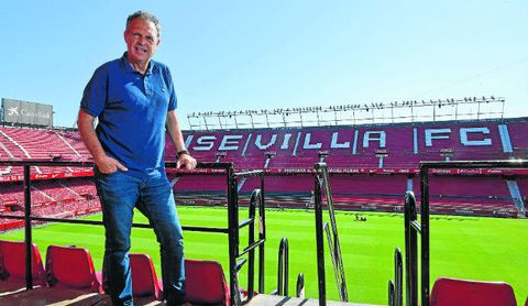 Joaquín Caparrós posa para ESTADIO en el Sánchez-Pizjuán. Joaquín Caparrós posa para ESTADIO en el Sánchez-Pizjuán.