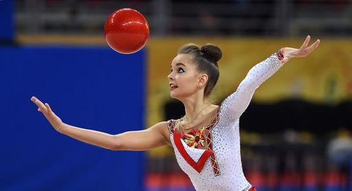 La rusa Dina Averina acapara los dos primeros oros en Sofía La rusa Dina Averina acapara los dos primeros oros en Sofía