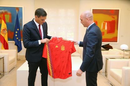 Pedro Sánchez mantiene una "reunión productiva" con Infantino y Rubiales Pedro Sánchez mantiene una "reunión productiva" con Infantino y Rubiales