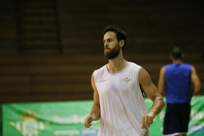 Almazán, en un entrenamiento con el Betis. Almazán, en un entrenamiento con el Betis.
