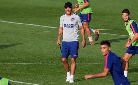 Simeone prueba un once con Lucas y sin Godín contra el Eibar Simeone prueba un once con Lucas y sin Godín contra el Eibar