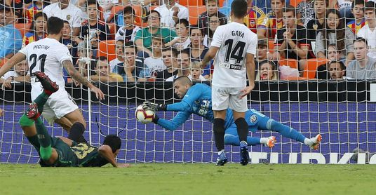 Mandi gozó de una de las mejores ocasiones del Betis en Mestalla. Mandi gozó de una de las mejores ocasiones del Betis en Mestalla.