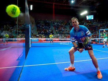 Paquito Navarro sufre cortes al romper con la espalda un cristal de la pista Paquito Navarro sufre cortes al romper con la espalda un cristal de la pista