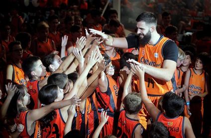 El Valencia se presenta con 3 fichajes y su afición entregada a los capitanes El Valencia se presenta con 3 fichajes y su afición entregada a los capitanes