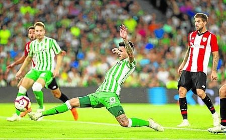 Sanabria golpea con el interior de la bota un balón durante el Betis-Athletic del pasado domingo. Sanabria golpea con el interior de la bota un balón durante el Betis-Athletic del pasado domingo.