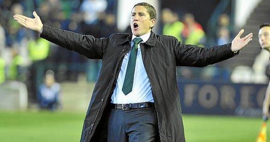 Garrido, durante su corta etapa en el banquillo del Betis. Garrido, durante su corta etapa en el banquillo del Betis.