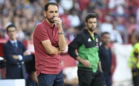 Pablo Machín, pensativo, durante el Sevilla-Celta. Pablo Machín, pensativo, durante el Sevilla-Celta.
