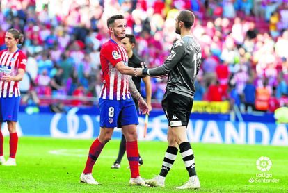 Saúl Ñíguez felicita a Pau López, su compañero en la selección. Saúl Ñíguez felicita a Pau López, su compañero en la selección.