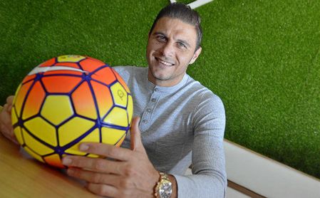Joaquín posa sonriente con el balón, que es el ´mejor amigo´ del Betis de Setién. Joaquín posa sonriente con el balón, que es el ´mejor amigo´ del Betis de Setién.