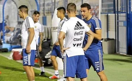 Scaloni conversa con Lo Celso en un entrenamiento en la ciudad deportiva del Al-Hilal. Scaloni conversa con Lo Celso en un entrenamiento en la ciudad deportiva del Al-Hilal.