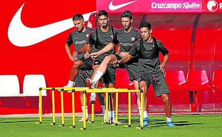 Carriço y André Silva, junto a Sergi Gómez y Jesús Navas durante un entrenamiento. Carriço y André Silva, junto a Sergi Gómez y Jesús Navas durante un entrenamiento.