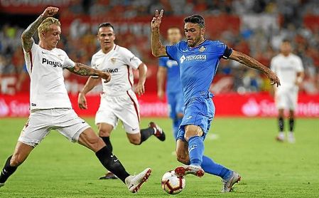 Simon Kjaer, frente a Jorge Molina, durante el partido de Liga ante el Getafe. Simon Kjaer, frente a Jorge Molina, durante el partido de Liga ante el Getafe.