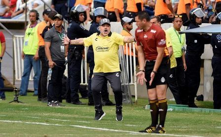 Maradona: "Inútil hacer caudillo a un tipo que va 20 veces al baño" Maradona: "Inútil hacer caudillo a un tipo que va 20 veces al baño"