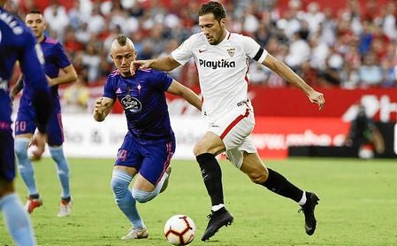 El ´Mudo´ conduce el balón ante la presión de Lobotka en el Sevilla-Celta. El ´Mudo´ conduce el balón ante la presión de Lobotka en el Sevilla-Celta.