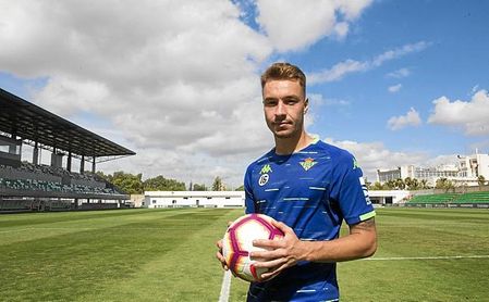 Loren Morón posa para las cámaras de ESTADIO en la Ciudad Deportiva Luis del Sol. Loren Morón posa para las cámaras de ESTADIO en la Ciudad Deportiva Luis del Sol.