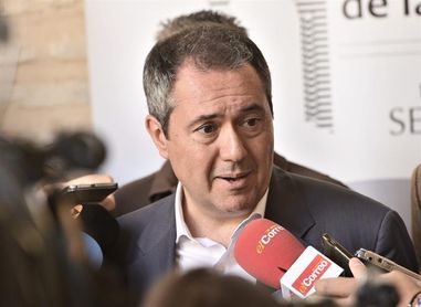 El alcalde de Sevilla lamenta la actitud "inaceptable" de los aficionados ingleses El alcalde de Sevilla lamenta la actitud "inaceptable" de los aficionados ingleses