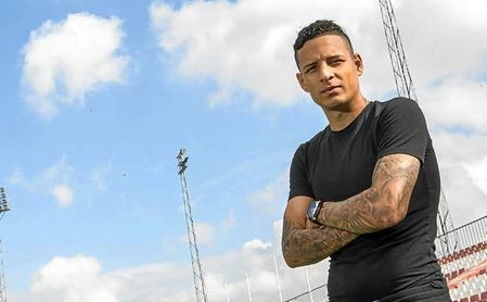 El lateral izquierdo brasileño posa para ESTADIO Deportivo en la ciudad deportiva José Ramón Cisneros Palacios. El lateral izquierdo brasileño posa para ESTADIO Deportivo en la ciudad deportiva José Ramón Cisneros Palacios.