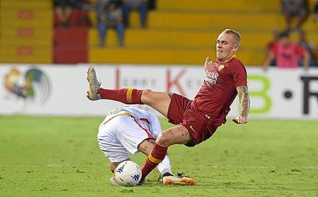 A Karsdorp, tras romperse el ligamento cruzado, le está costando jugar. A Karsdorp, tras romperse el ligamento cruzado, le está costando jugar.