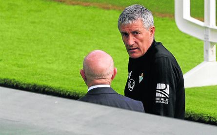 Quique Setién, junto a Serra Ferrer en un entrenamiento. Quique Setién, junto a Serra Ferrer en un entrenamiento.